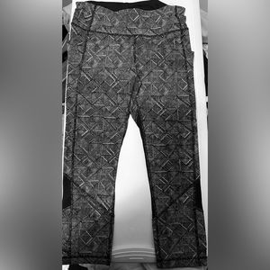 LULULEMON LEGGINS 21” size 6